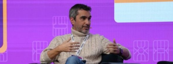 José Luis Rivas interviniendo en una mesa redonda